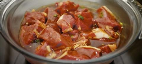 Маринад для нежного и сочного шашлыка: 3 рецепта для любого мяса