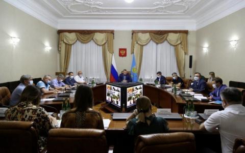 Астраханские власти с 25 июня планируют открывать летние кафе и фитнес-центры Совещание правительства Астраханской области