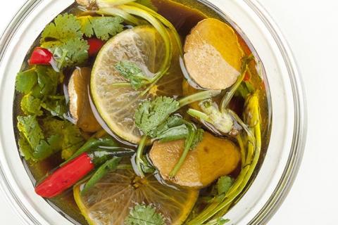 Маринад для нежного и сочного шашлыка: 3 рецепта для любого мяса