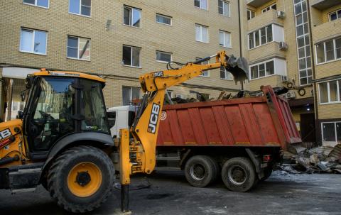 Ремонтники готовы начать восстановление подъездов в горевшем 8-этажном доме в Краснодаре Спецтехника для восстановления дома после пожара в Краснодаре