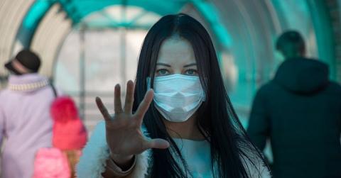 Девушка в маске 