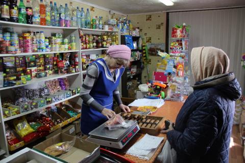 Продавец и покупатель в магазине