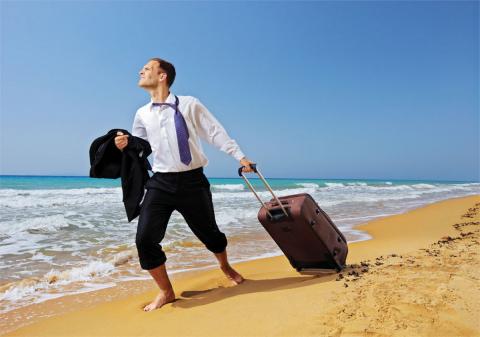 Человек с чемоданом на берегу моря