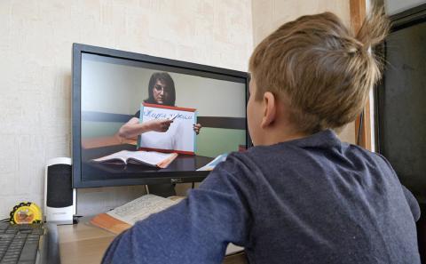 ученик за компьютером