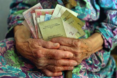 Украина пенсии руки бабушка деньги