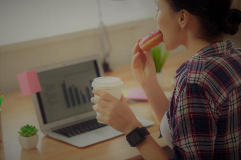 Еда за компьютером Перекус за компьютером