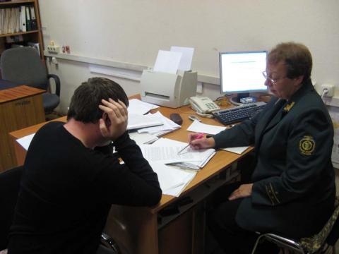 Тотальный контроль получит налоговая над всеми счетами россиян Мужчина в налоговой