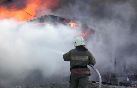 Крупный пожар бушевал ночью в Ростове