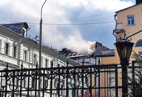 В Москве горит «Дом педагогической книги»: огонь вспыхнул второй раз, охватив 120 квадратных метров