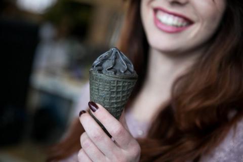 Чёрное мороженое – есть или не есть: учёные предупредили о внезапных последствиях для женщин