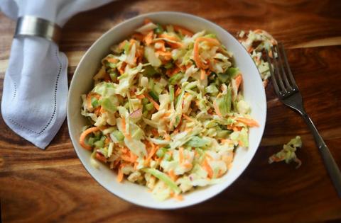 Для тех, кто хочет вкусно худеть – рецепт жиросжигающего салата «Похудейка»