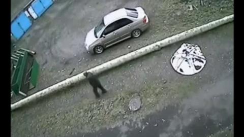 В сети появилось видео, как «летающая тарелка» свалилась с небес на проезжую часть В сети появилось видео, как «летающая тарелка» свалилась с небес на проезжую часть