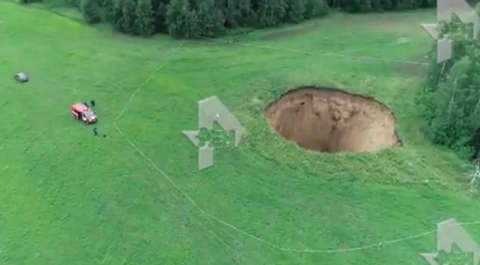 Воронка размером с многоэтажку образовалась в Нижегородской области