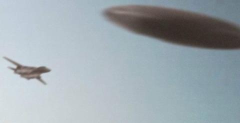 Видео британского военного самолета, окруженного 4 НЛО, рассорило интернет-уфологов