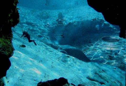 Загадочная установка искусственного происхождения посылает странные сигналы со дна Тихого океана