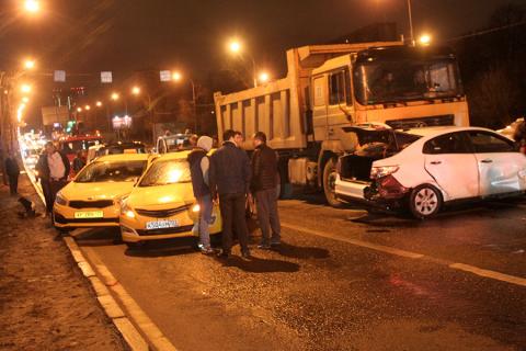 На юго-западе Москвы самосвал протаранил 9 автомобилей