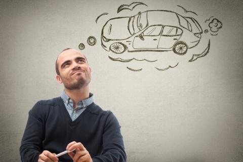 Мужчина думает о покупке машины