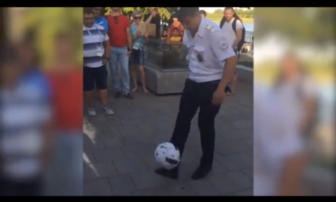 В Ростове полицейский под овации туристов показал, что не хуже футболистов владеет мячом Ростовский полицейский показал туристам мастер-класс по владению мячом