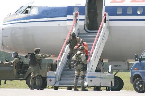 Очередная провокация со стороны Лондона: британская полиция незаконно обыскала российский самолет британская полиция незаконно обыскала российский самолет