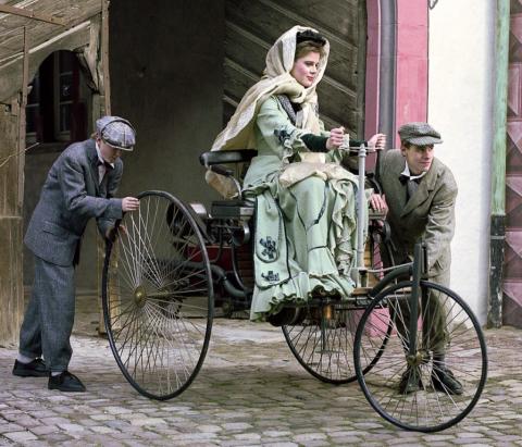 Первая в мировой истории поездка на автомобиле воссоздана на видео