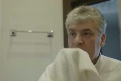 Грудинин бреет усы