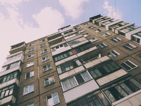 В Петербурге ребенок провисел на карнизе 9 этажа 15 минут