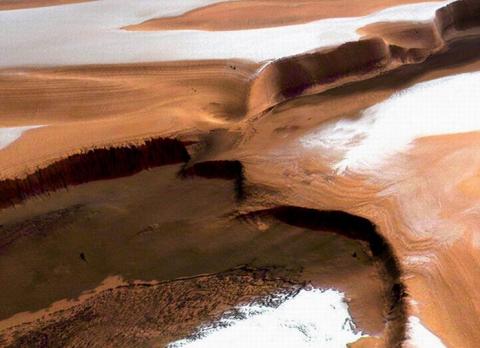 Таинственная белая субстанция выросла на Марсе за один день 