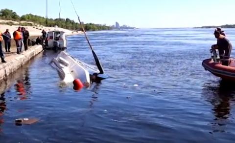 Затонувший катамаран достают из воды