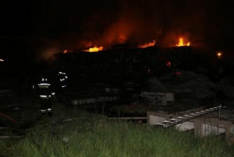 В Майкопе пожар на картонном заводе попал на видео