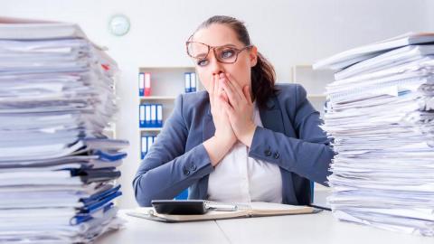 Усталый сотрудник