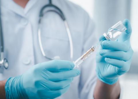 Вакцинация Врач с вакциной