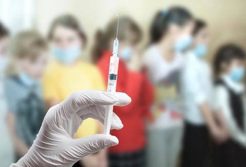 Дети в очереди на прививку