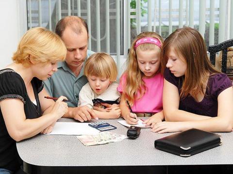 Семья с детьми считает деньги