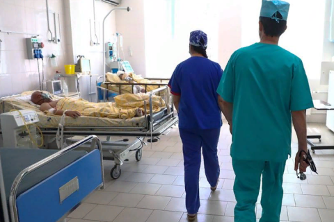 врачи идут в палату к пациентам