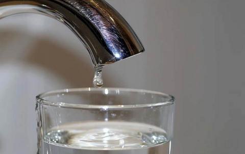 Несколько муниципалитетов Кубани рискуют остаться без воды Капля воды на кране