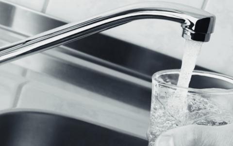 Вода бежит из крана в стакан Вода, кран