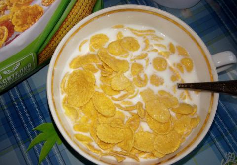 Кукурузные хлопья с молоком