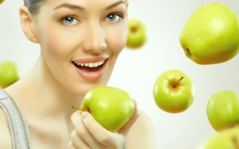 Девушка, яблоко