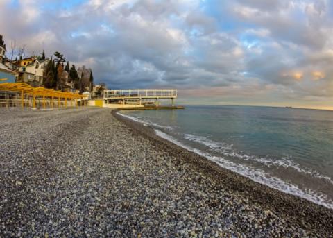 Пляж в Ялте пустой