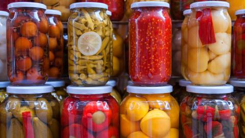 Ошибки консервации, которые отправят вас в больницу: 4 лайфхака, которые испортят заготовки на зиму