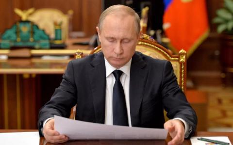 Раскрыто содержание записки Путину, озадачившей пользователей Раскрыто содержание записки Путину