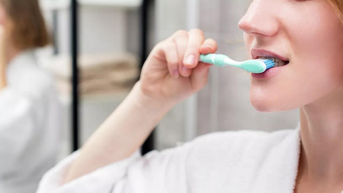 Стоматолог Обушенков: Даже при чистке зубов можно совершать ошибки Девушка зубная щётка