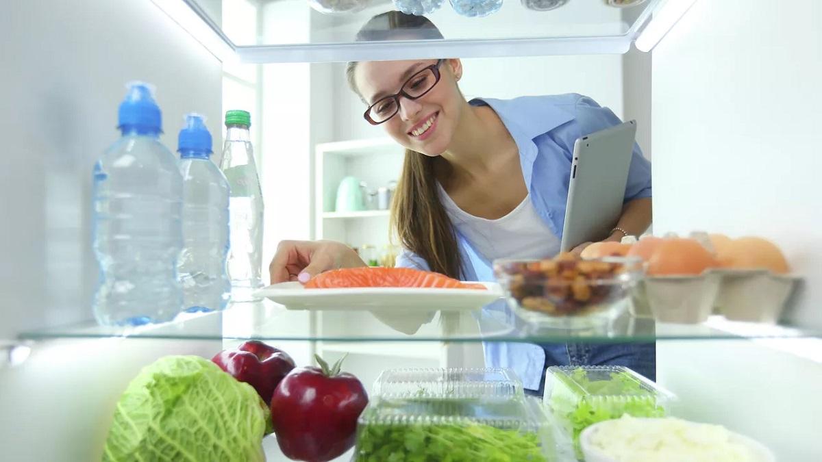 Девушка холодильник продукты