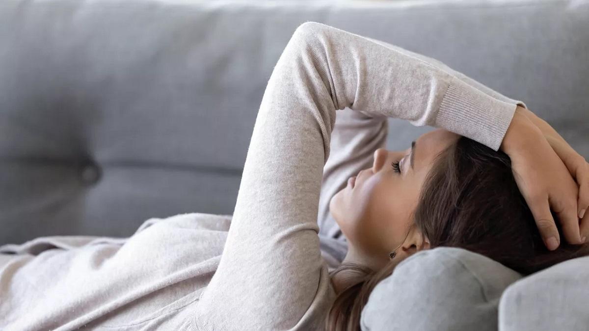 Девушка диван