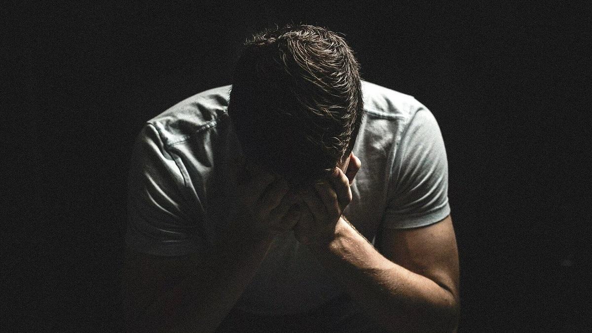 JAD: Депрессия ускоряет ухудшение памяти и умственных способностей Мужчина усталость