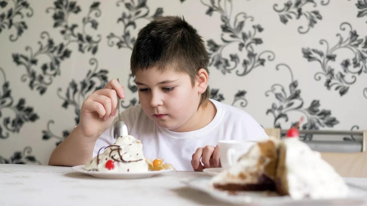 Мальчик торт