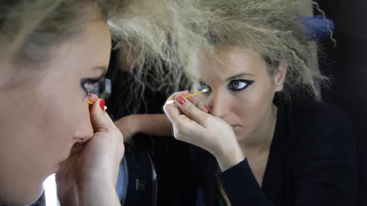 Эксперт Вольнова: Дешевая тушь для ресниц может быть опасна для здоровья Девушка зеркало макияж