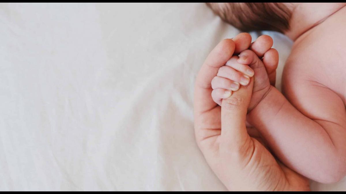 Руки мамы и младенца Руки мамы и младенца