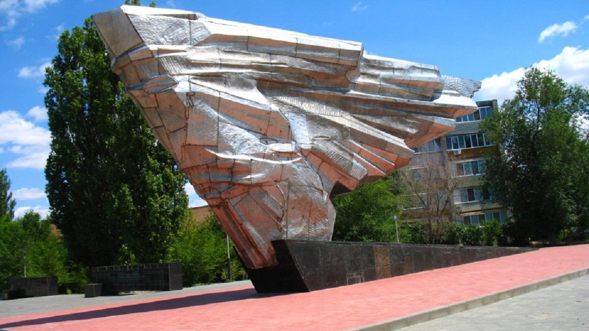 Ахтубинск, «Крыло Икара» (мемориал «Лётчикам-испытателям прошлого, настоящего и будущего») Ахтубинск, «Крыло Икара» (мемориал «Лётчикам-испытателям прошлого, настоящего и будущего»)