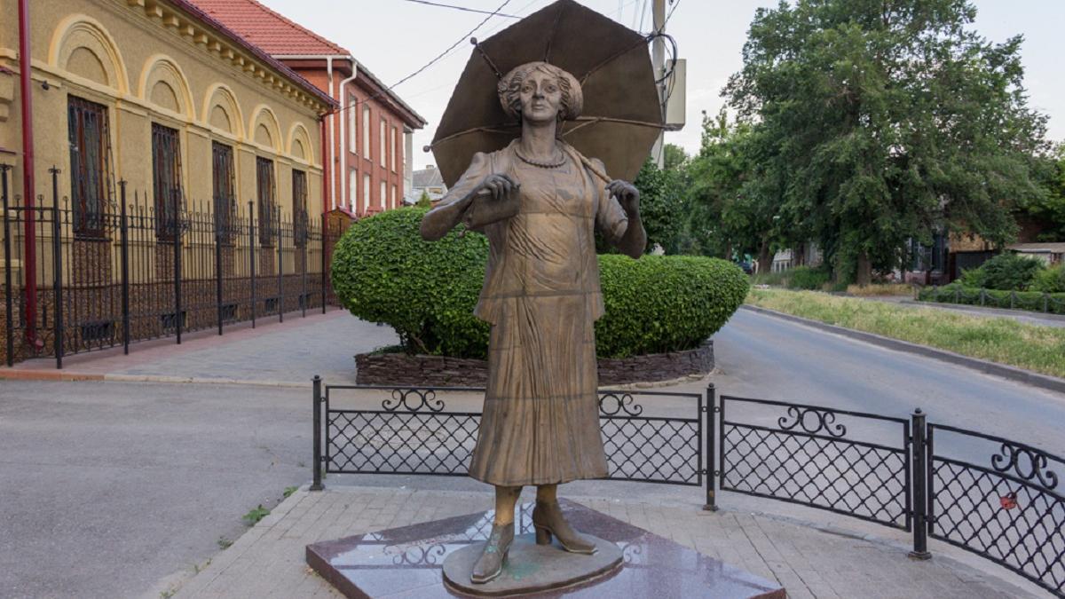 Памятник Фаине Раневской в Таганроге